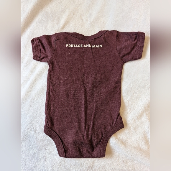 Portage and main bodysuit 3-6mo - Picture 2 of 3